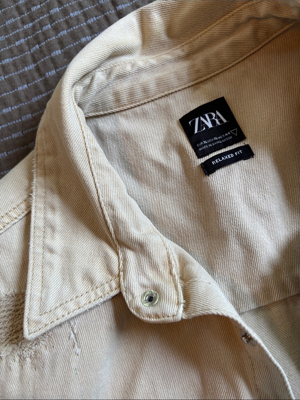 Zara Men's Relaxed Fit Denim Shirt Jacket Cream Beige Size XL Distressed - Picture 3 of 9